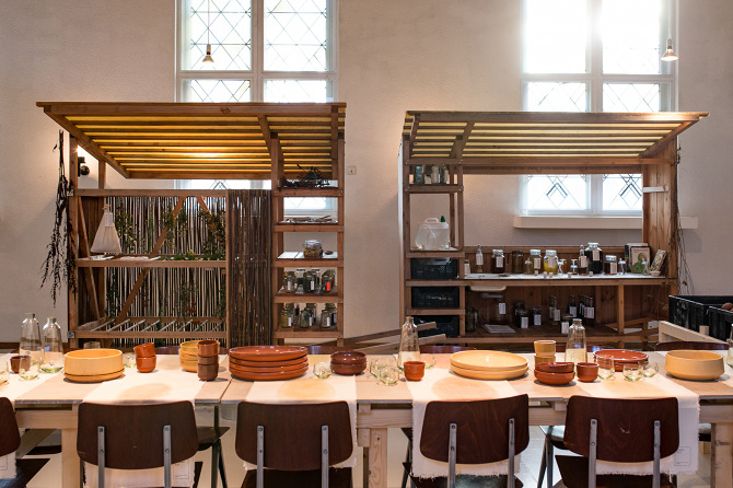 Earth to Table Press Release: Dutch Cuisine, Mattmo Creative, Atelier NL, Onkruidenier, and (H)eerlijk Anders collaborated during Dutch Design Week 2016 around a culinary event called Earth to Table . Enclosed is the official press release for the event. I wrote the English version, which was then translated into Dutch and edited by Dutch journalist Annemiek van Grondel.