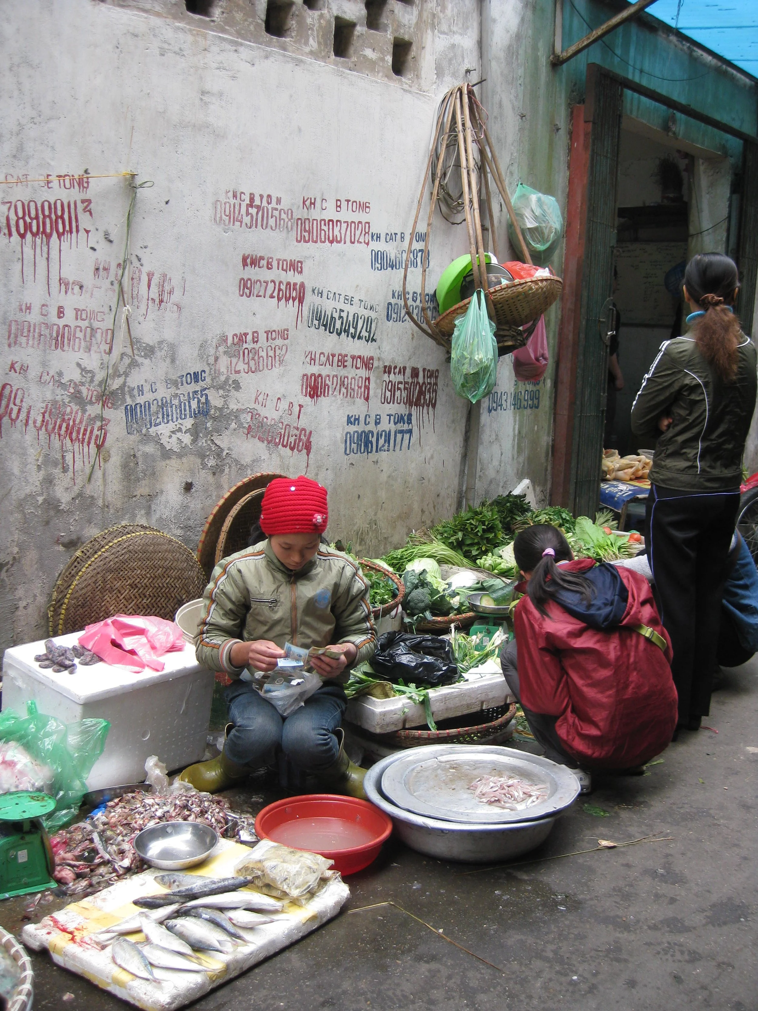 counting money at market.JPG