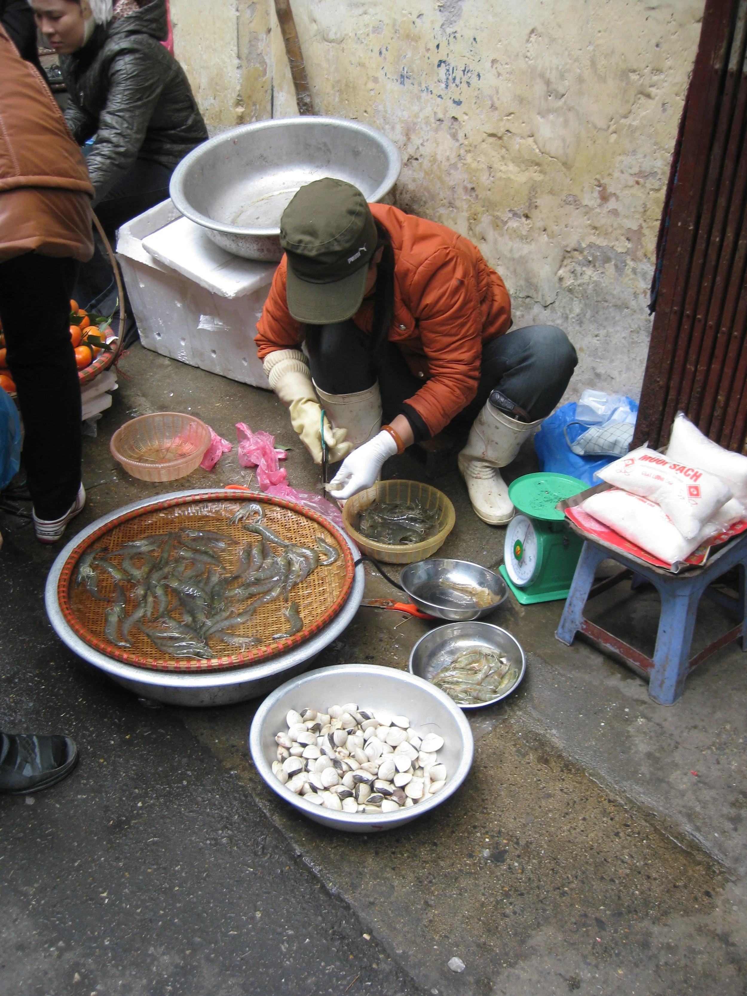 cutting fish at market.JPG