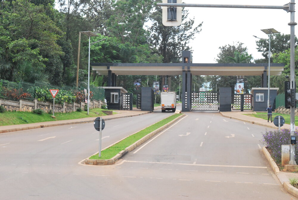 Makerere University main gate half closed.JPG