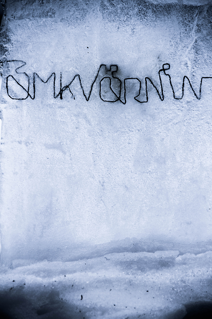 Smá grudgy fílingur hér. Járnið gaf frá sér smá ryðlit út í klakann.