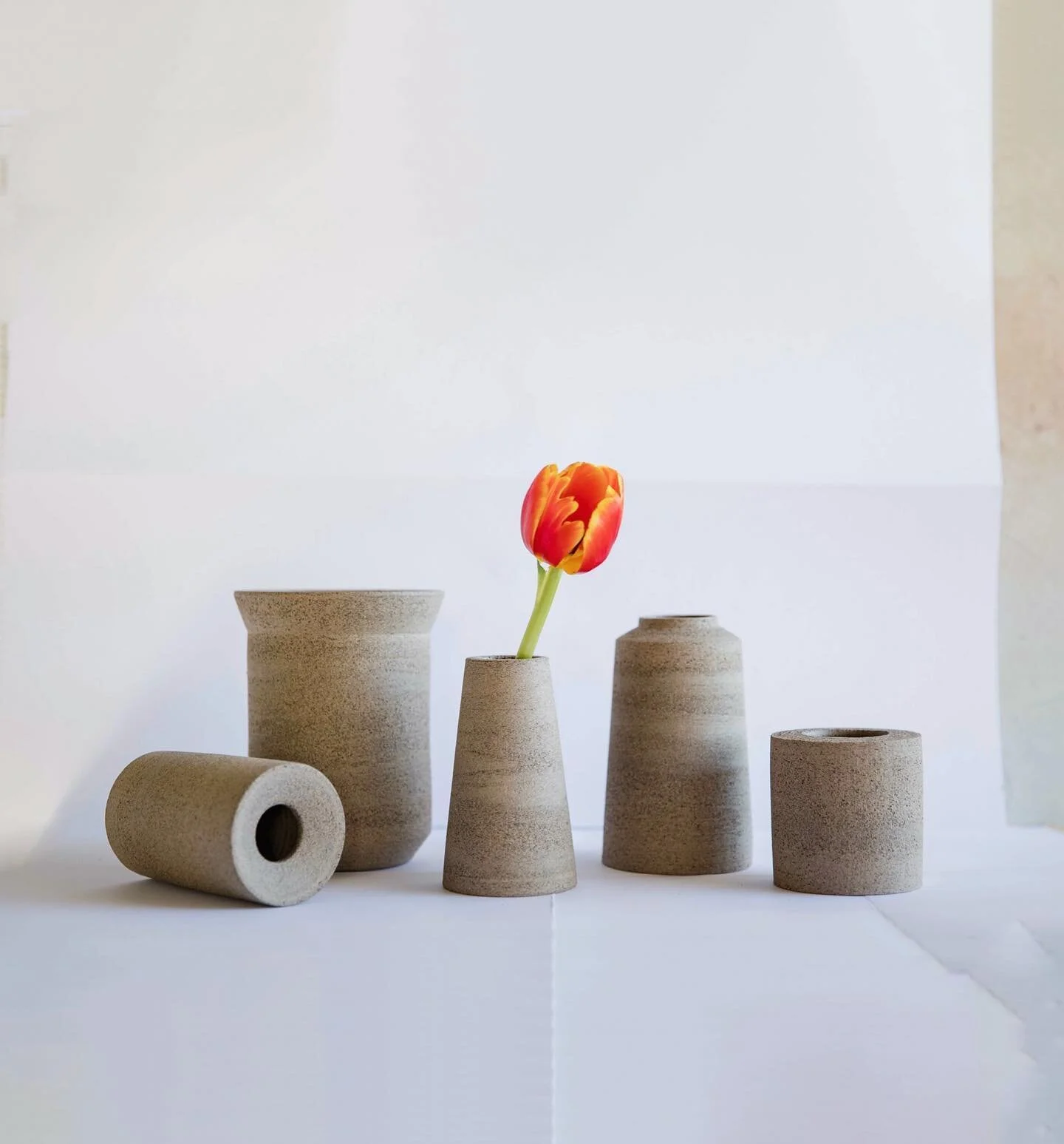 Hi friends! A little while ago I launched my first ceramics collection inspired by Brutalism and my time spent living at the Barbican. That mini-collection sold out *fast* and I’ve now added new pieces to the shop!
I hope you enjoy them as muc