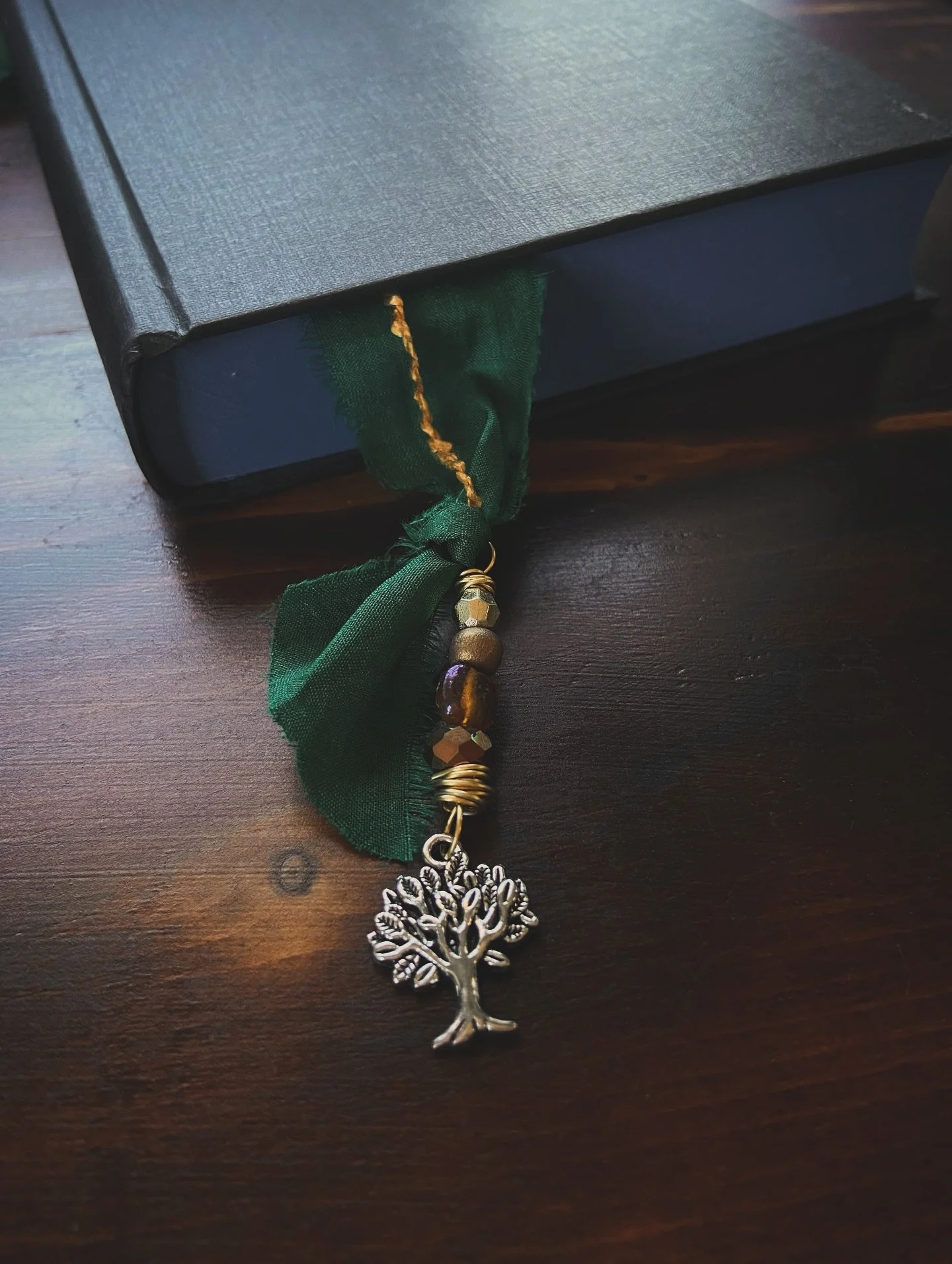 🖤🕯️🍂 A new batch of autumn bookmarks, under the collection name 🦊 Hallow &amp; Fox 🦊 will be on my website next week, October 1st.

I dearly love to make these small treasures to accompany your favorite stories, writings, and workings 📚🕯️✨ The
