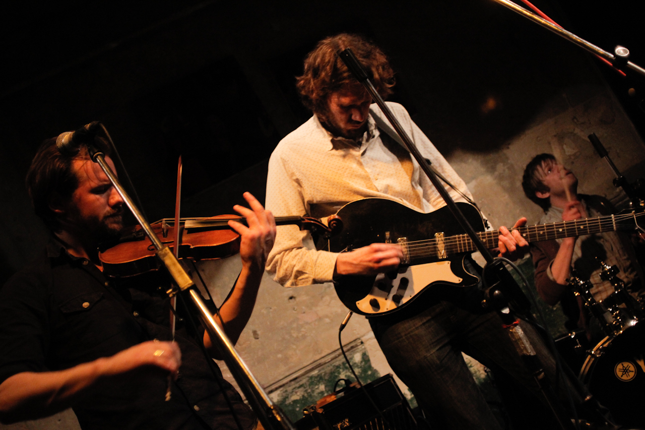  The JAMBOREE, LONDON, 2012 | PHOTO BY PETR  Alastair Caplin on violin, Kit Jolliffe on drums and Dave Tunstall (out of shot) on double bass. 