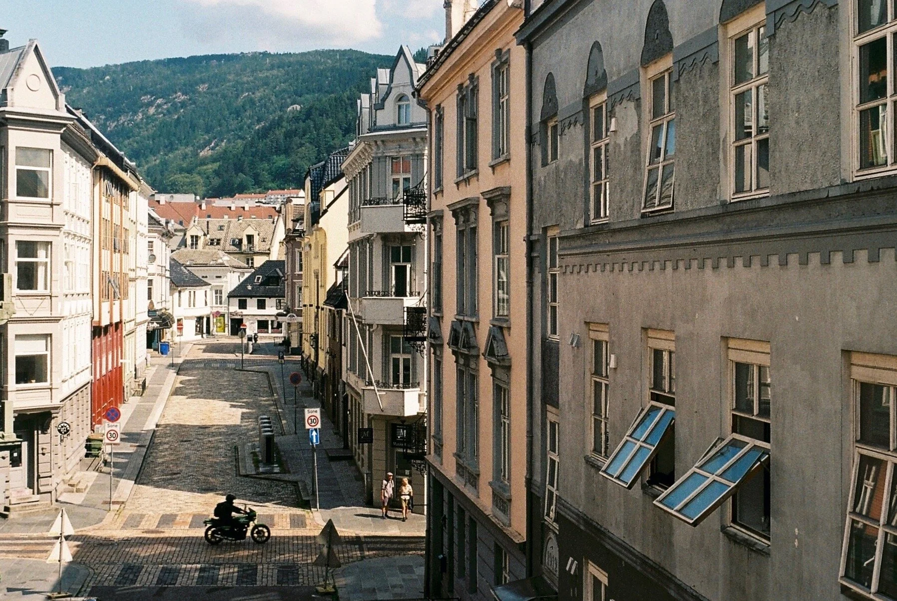 Trier, Joachim (Dir.). 2014. Drømte vi om mer. Norway: Osnes-Sæther. 0:01:12.