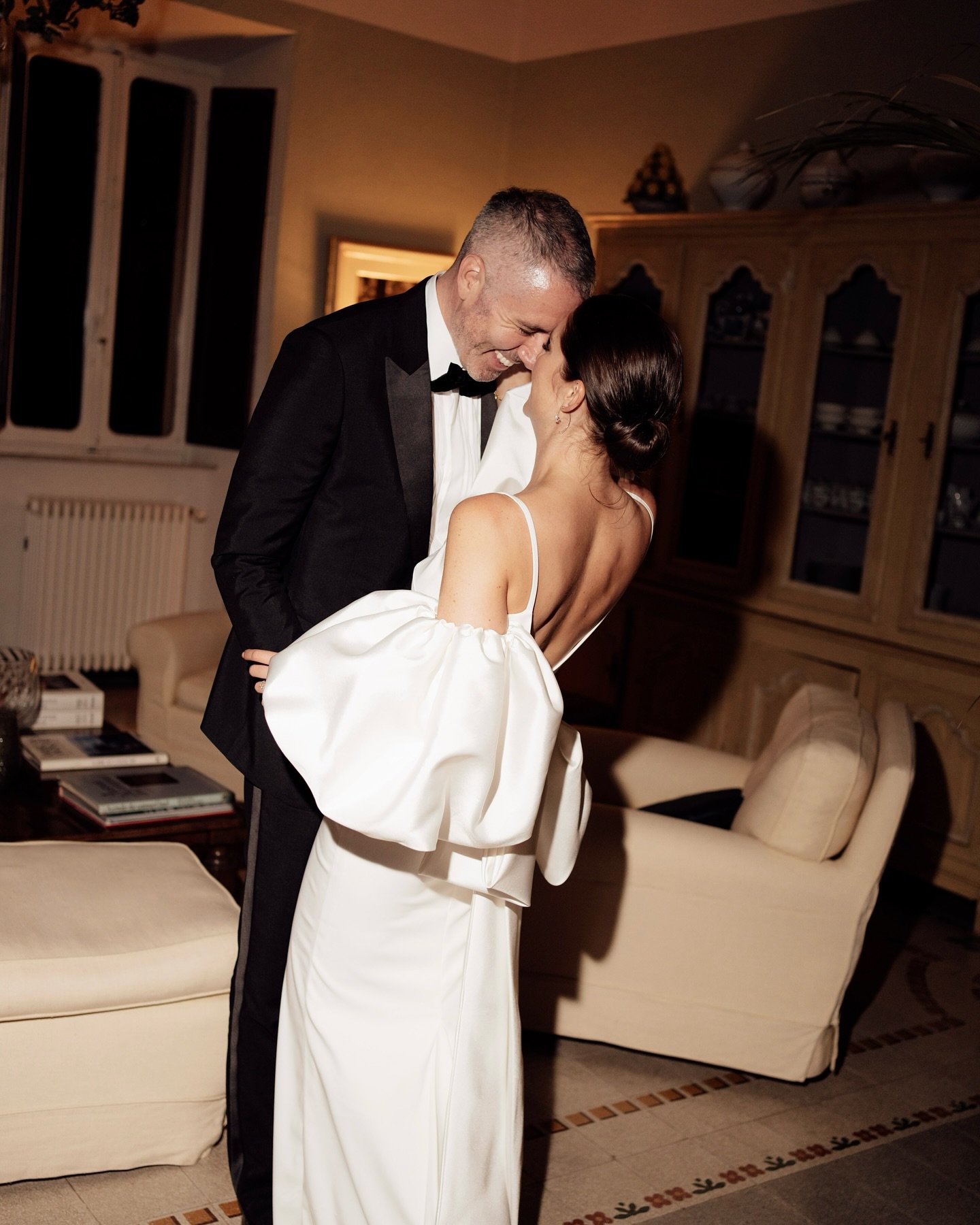 S&amp;J enjoying a moment after a pre-party outfit change during their stunning Tuscan wedding in Italy.

Venue @lapescaiaresort
Planner @wiskowandwhite 
Dress @halfpennylondon 
Suit @burberry 
Florals @giorgiacarolinifloraldesign 

#tuscanywedding #