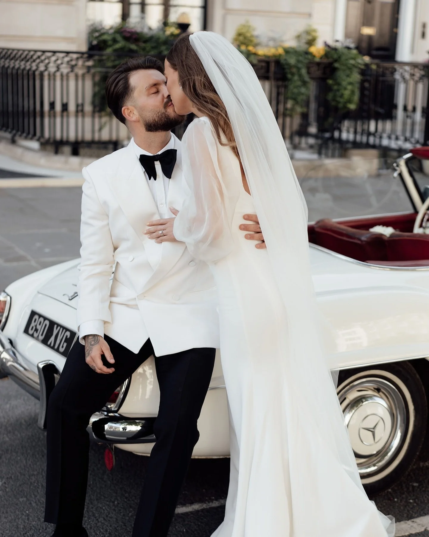 B&amp;R taking a moment in the city after their Old Marylebone Town Hall wedding ceremony in London.

Couple @reeceawalker @brookeashleywalker 
Suit @gucci 
Flowers @theblumestudio 
Venues @adaytorememberlondon @daphneslondon @kimptonfitzroy 
Dress @