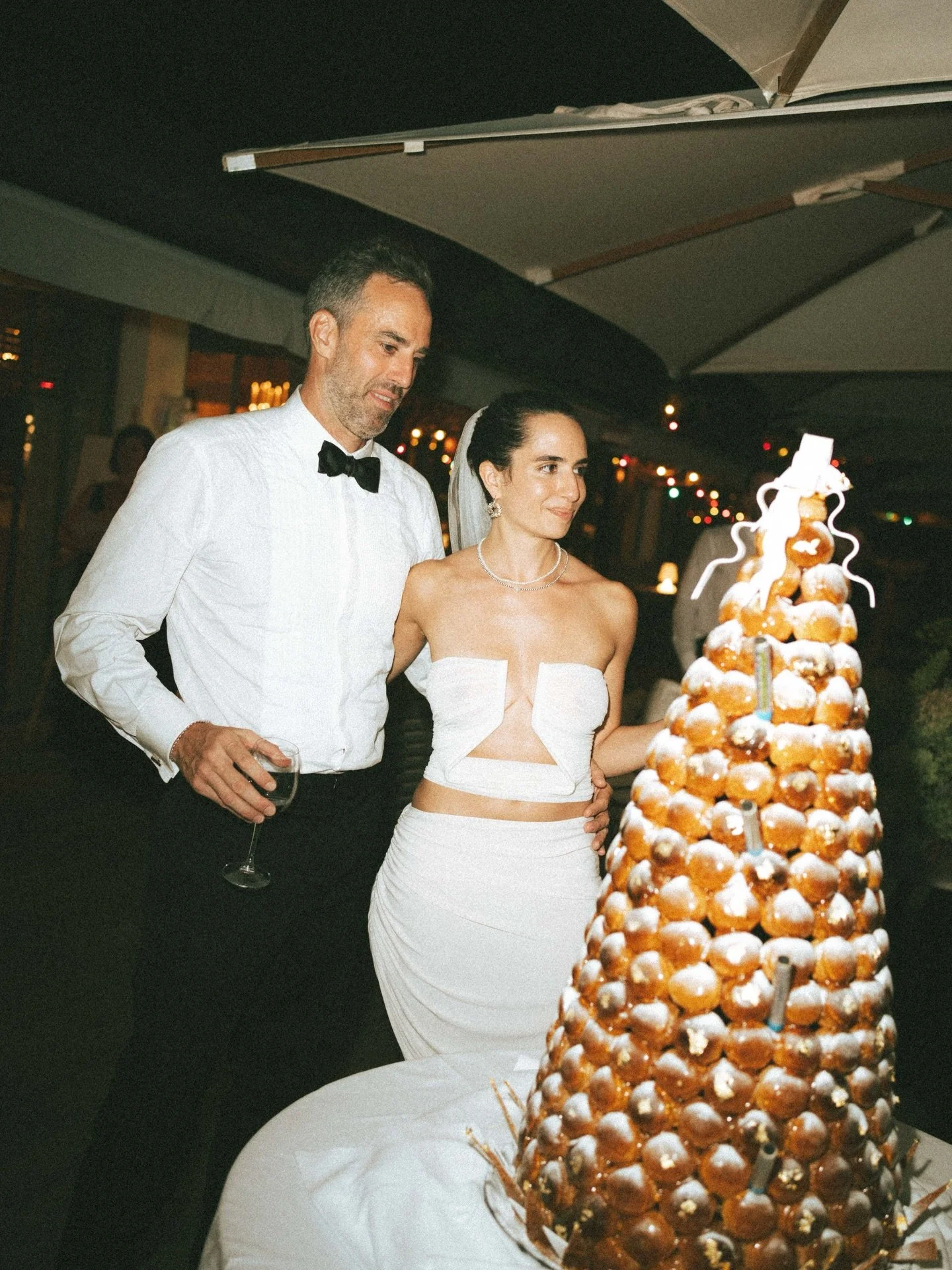S &amp; B getting ready to cut the cake during their romantic French wedding on Cap Ferret.

Edited with our &lsquo;Forest Green&rsquo; film style preset inside The Disposable Film Preset Pack for photographers. 

#filmpresets #disposablefilm #zachan