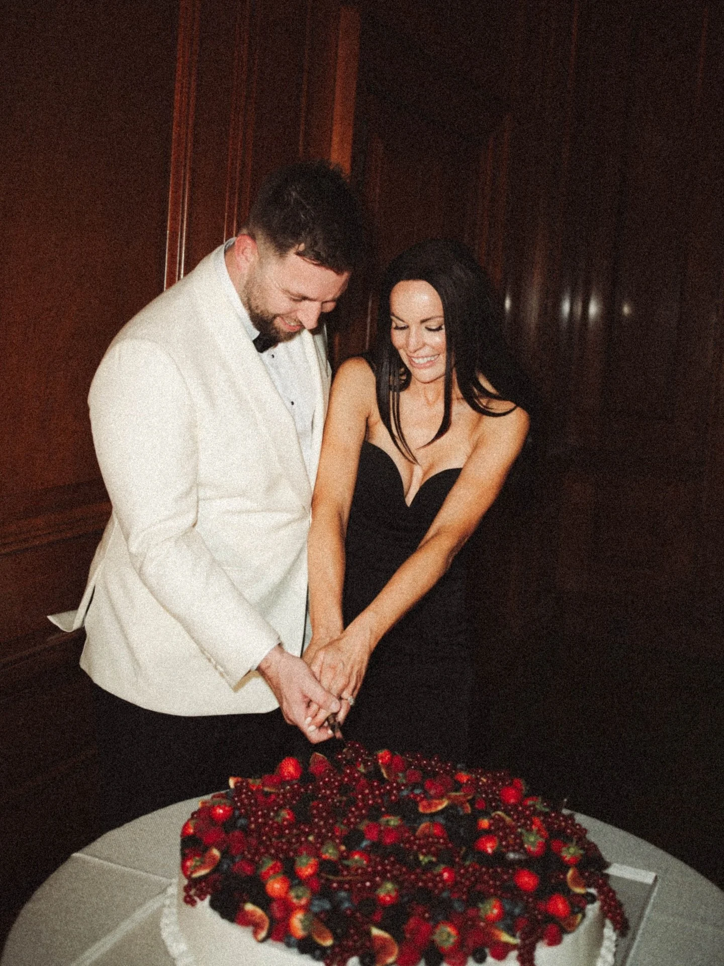 L &amp; L cutting their amazing wedding cake at The Ned.

Edited with our &lsquo;Direct Flash&rsquo; film style preset and 800 grain tool from the Feels Like Film Preset Pack. 

#feelslikefilm #zachandgrace #feelslikefilmpresets #filmpresets #filmsty
