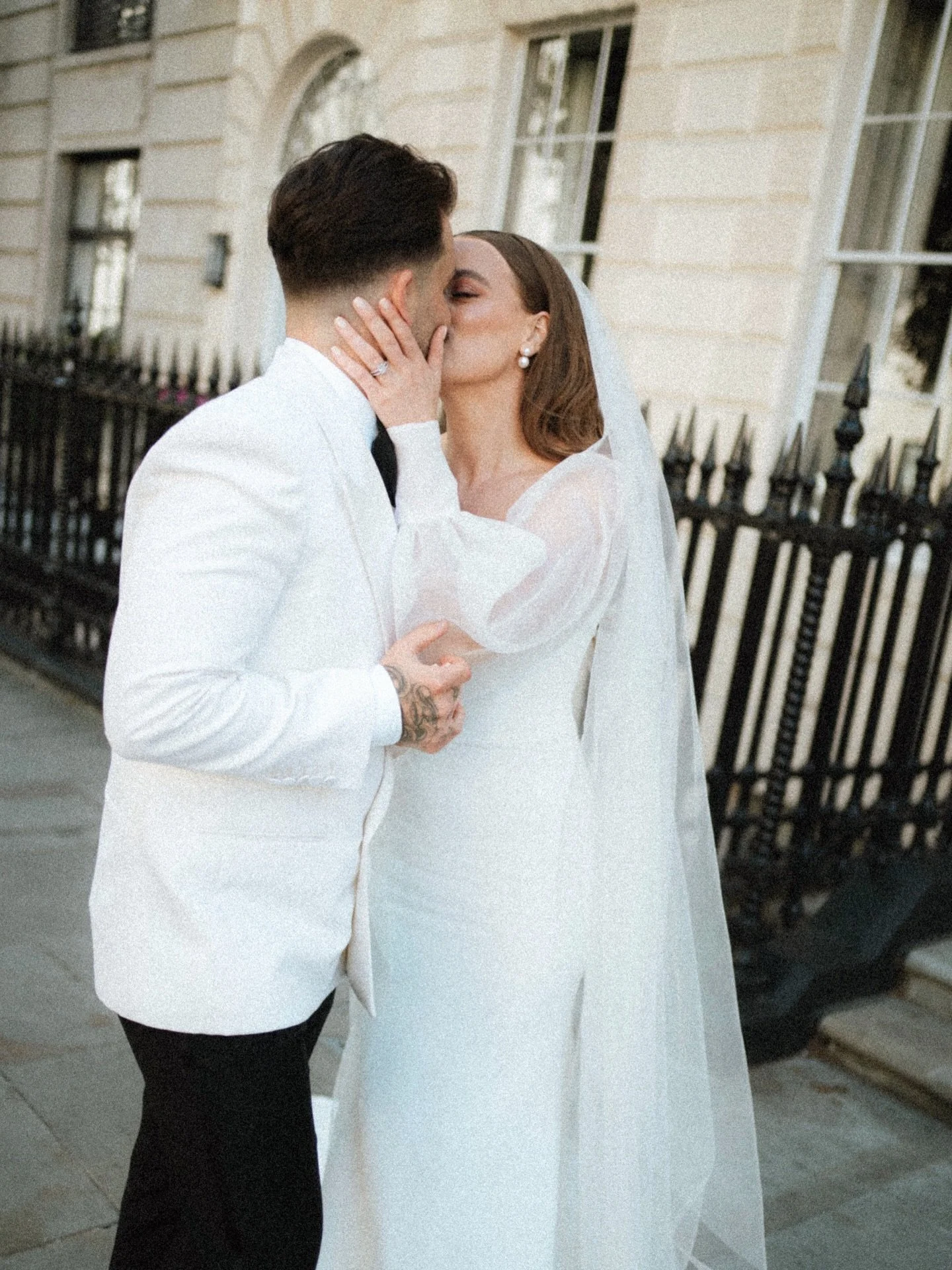 B &amp; R in the city after their Marylebone Town Hall wedding. 

Edited with our &lsquo;Green Tones&rsquo; film style preset from the Feels Like Film Preset Pack for photographers.

#feelslikefilm #feelslikefilmpresets #zachandgrace #filmpresets #fi