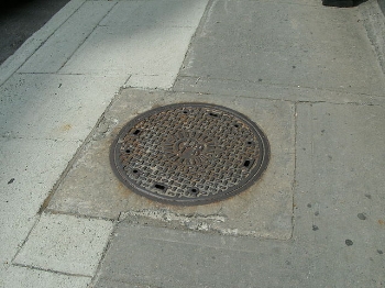 640px-Canadian_Pacific_Railway_manhole_cover_Peel_Street_Montreal.JPG