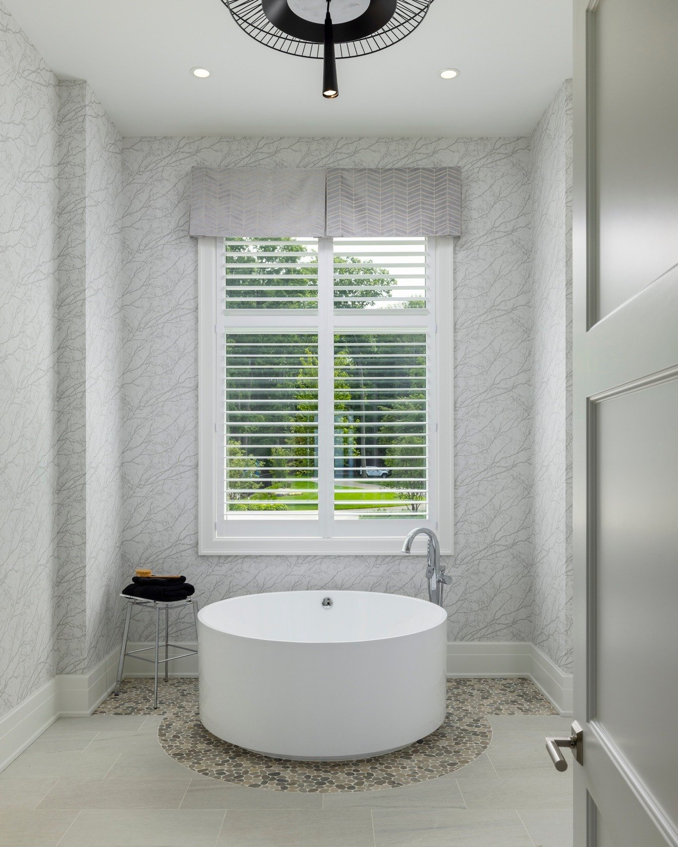 A spa-like experience in the comfort of your own home.

Builder: @mikeschaapbuilders 
Photo: @danzeeff 

#benchmarkdesignstudio #mikeschaapbuilders #primarybathgoals #interiordesign #dempseyroundtub