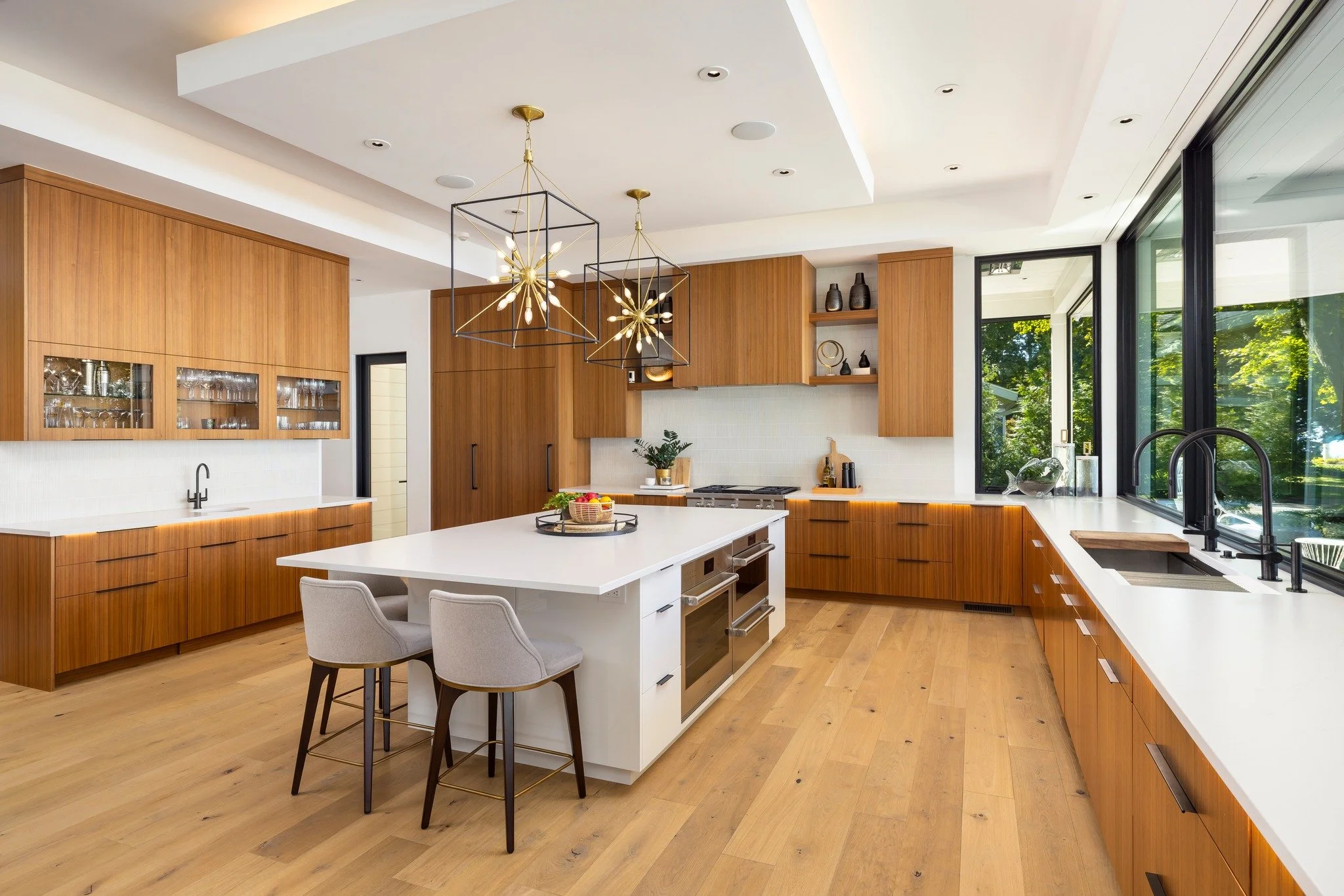 At #msbMichiganModern, warmth and comfort aren’t just seasonal, they’re built in year-round.
#benchmarkdesignstudio #mikeschaapbuilders #kitcheninspo #interiordesignmichigan #kitchendesign