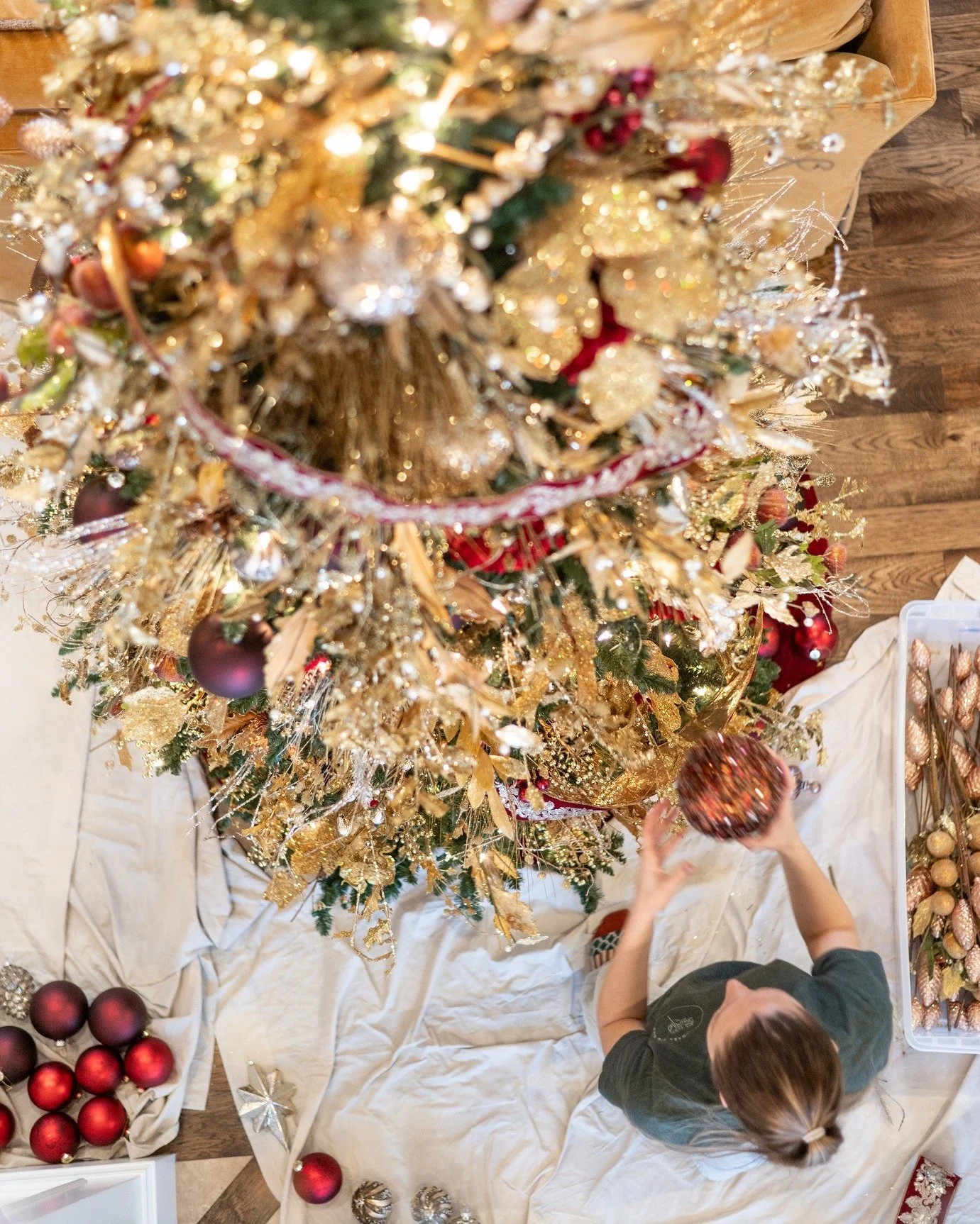 Our team has been busy decking the halls in our clients&rsquo; homes, adding cozy touches that make each space feel ready for the season.

#benchmarkdesignstudio #christmasdecor #christmasdecoratingservice #michiganinteriordesigner #interiordesignchr