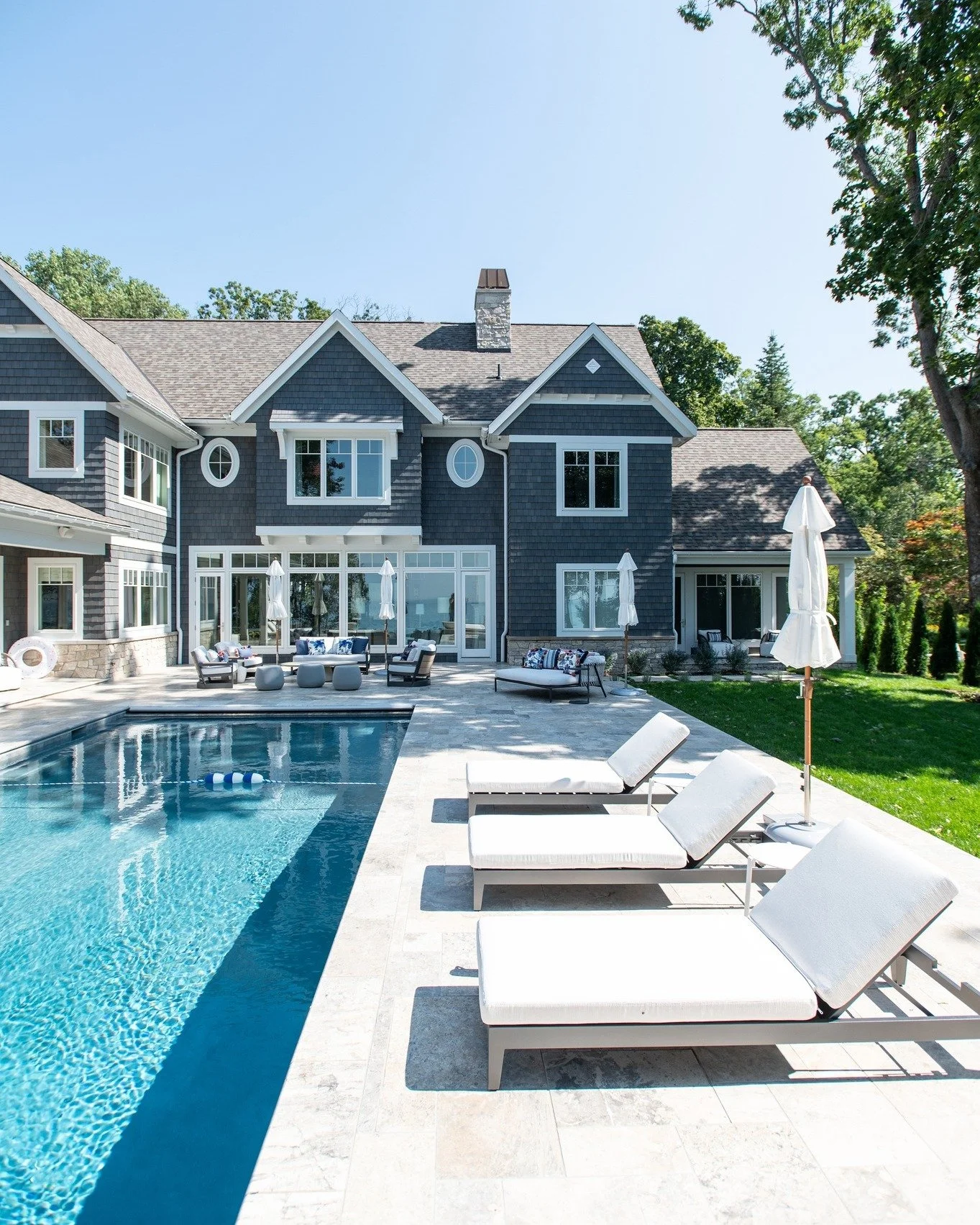 Just sitting here daydreaming of summer&hellip; ☀️

Of slow afternoons by the pool, quiet moments in the backyard, and spaces designed to help our clients truly relax and enjoy home.

#benchmarkdesignstudio #mikeschaapbuilders #backyardoasis #interio