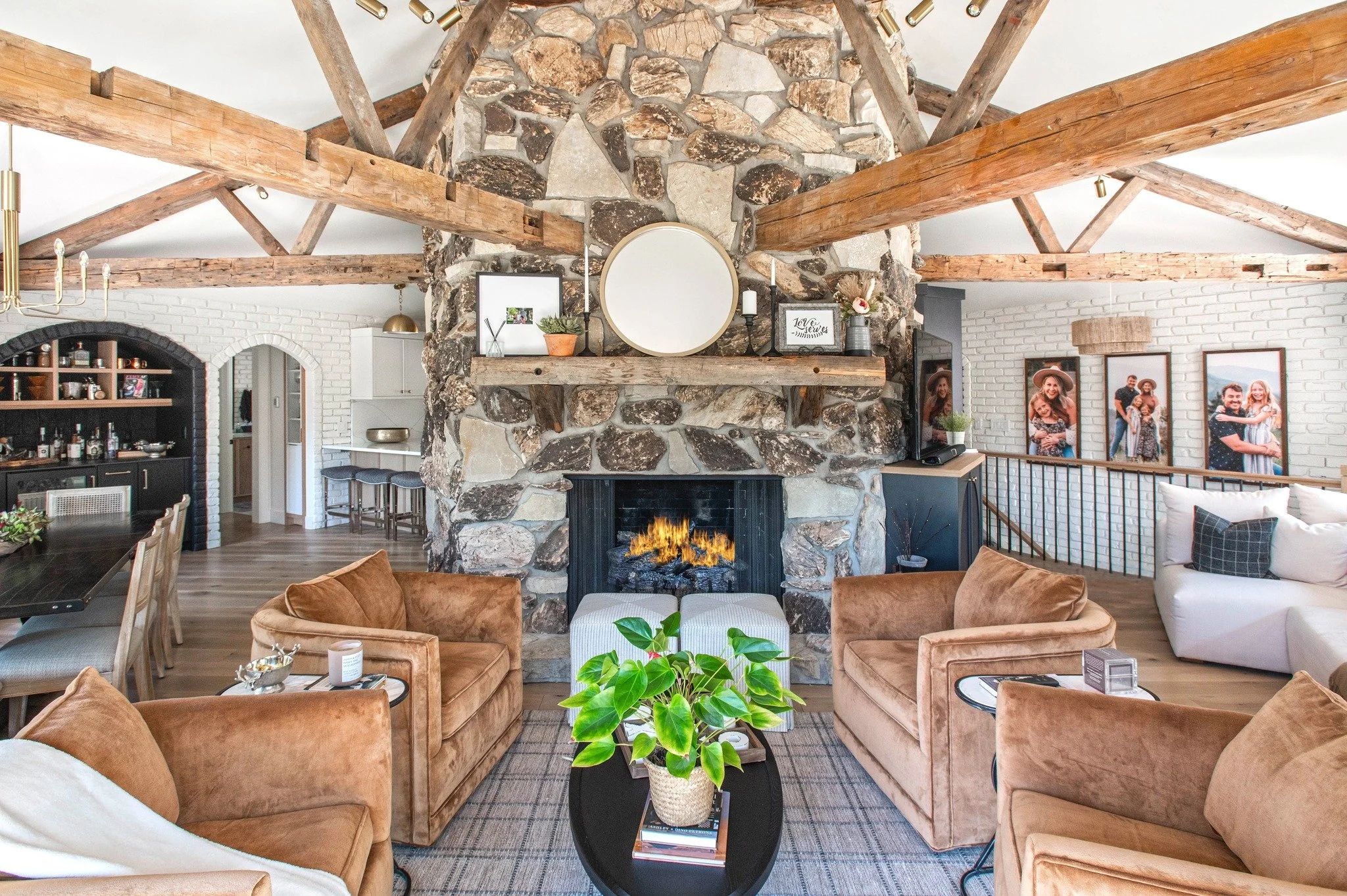 We love creating spaces that feel beautiful in every season, but some rooms just seem to come alive in fall.

#benchmarkdesignstudio #mikeschaapbuilders #msbhexellence #remodeldesign 
#LivingRoomDesign
