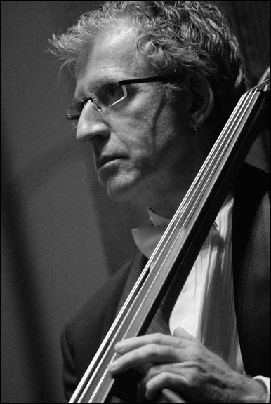 Dee Moses, double bass