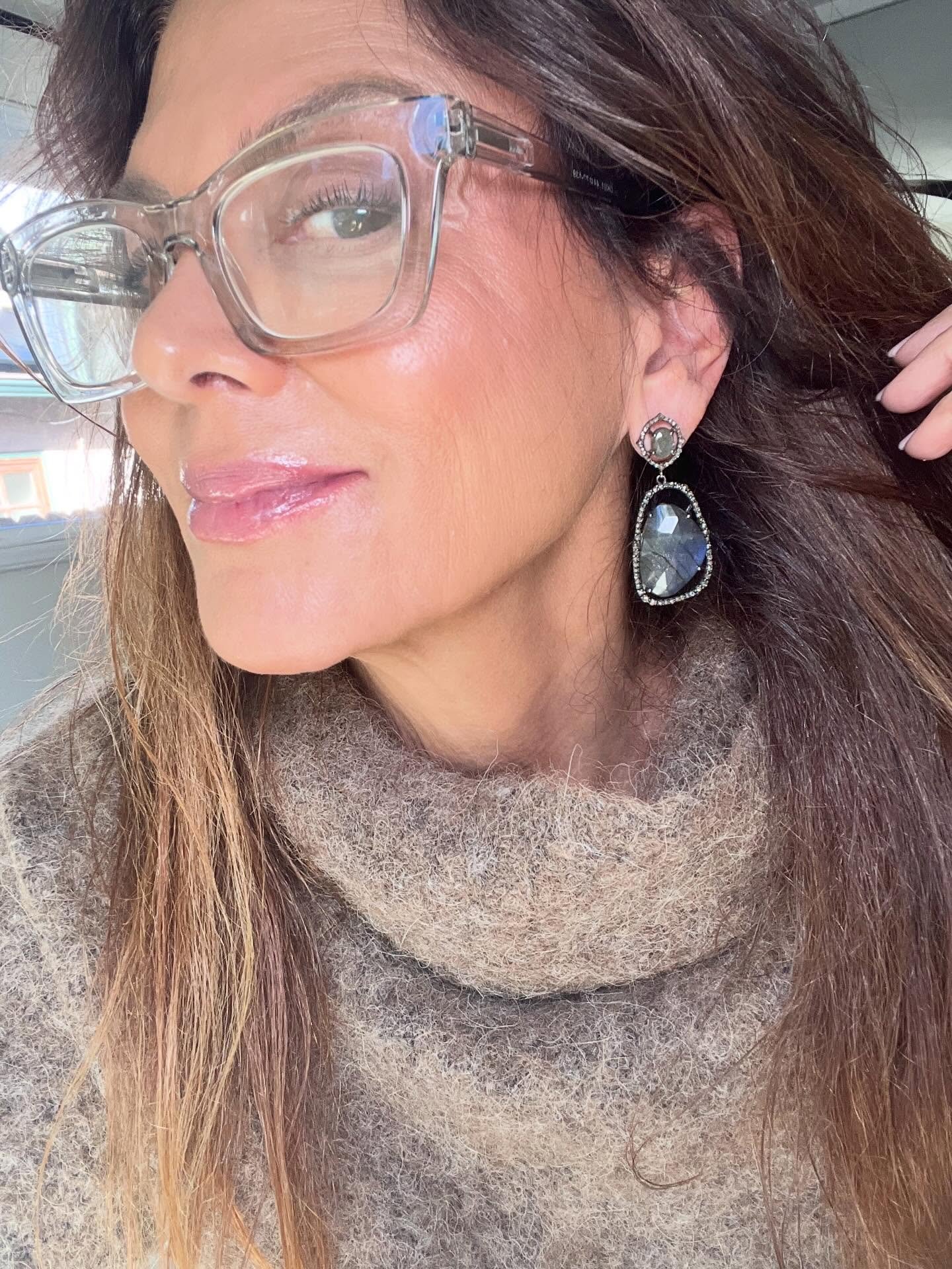 Loving the labradorite....the stone of transformation...perfect for the year of the Fire Horse.

#safiadayjewelry #labradorite #diamonds #luxury