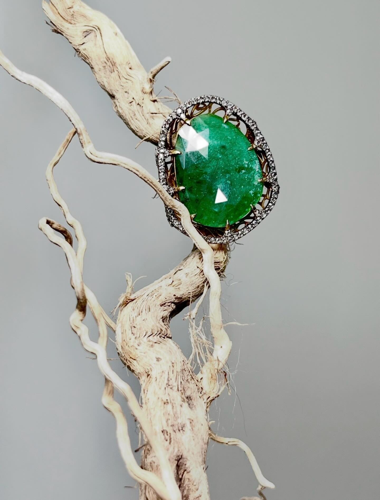 The emerald has many beautiful qualities, it is used to attract abundance and positive change. 

#safiadayjewelry #oneofakindjewelry #luxury #love