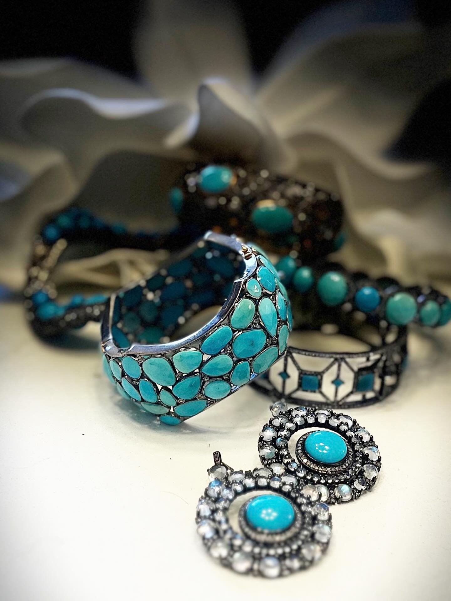 Bring on the bling🔥 
@terranearesort 
.
.
.
#safiadayjewelry #luxury #oneofakindjewelry #trunkshow