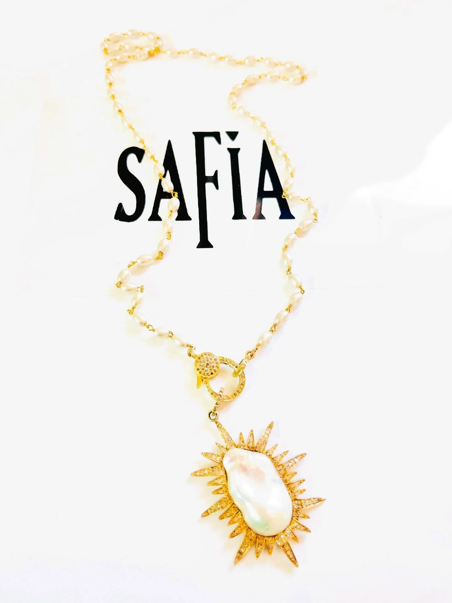 Monday Vibes☀️🦋❣️😉
Filled with gratitude and the energy is flowing 🧘🏽&zwj;♀️

#safiadayjewelry #terranearesort #miiamo #enchantmentresort