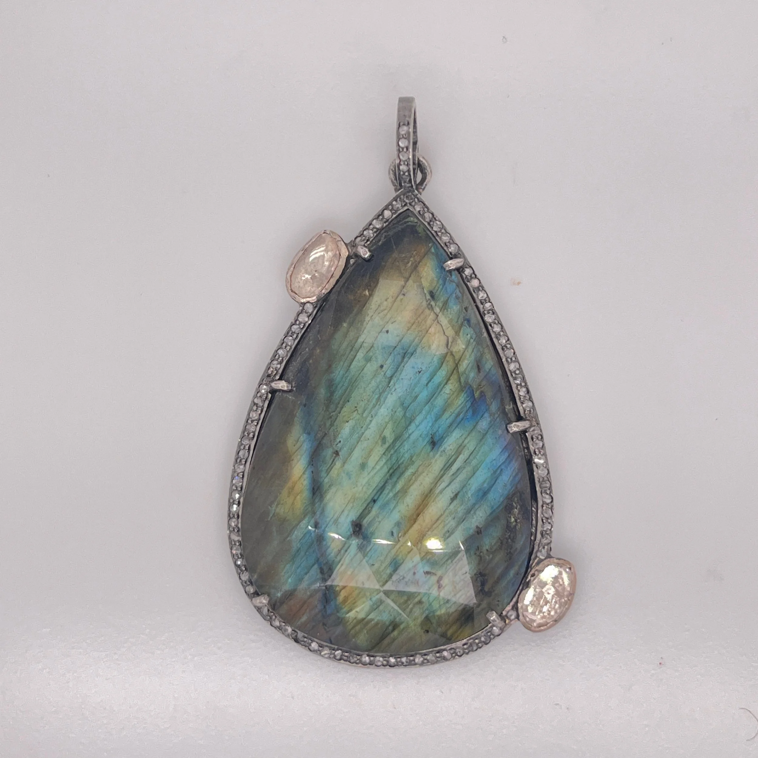 Teardrop labradorite