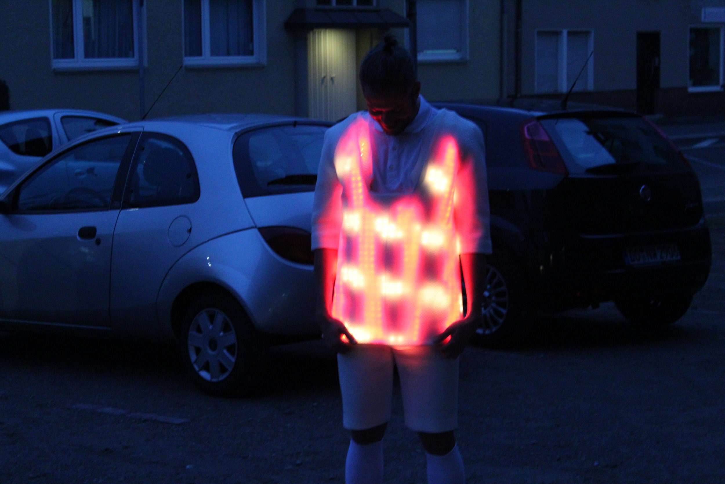 Wearable Facade takes its inspiration from the increasingly numerous "media facades" that appear in cities across the globe, those LED covered buildings that turn architecture into screens.