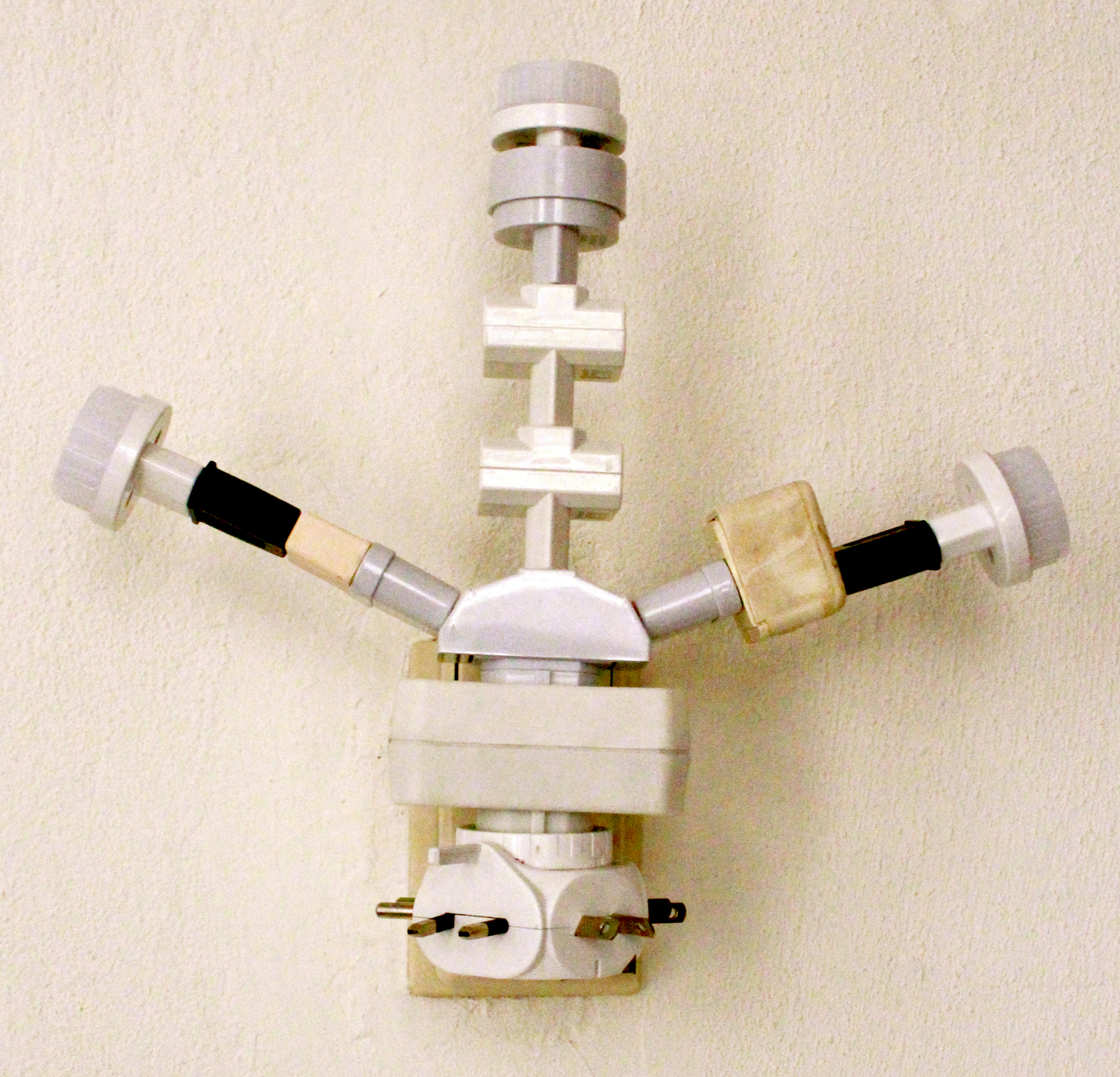 The word “gambiarra,” in Portuguese is related to the idea of improvisation. It is the act of building an improvised solution. The practice of gambiarra always involves an alternative intervention, which can be defined as a re-appropriation of the material: a way to use or make an object, through customization, improvisation, adjustment, and transformation.