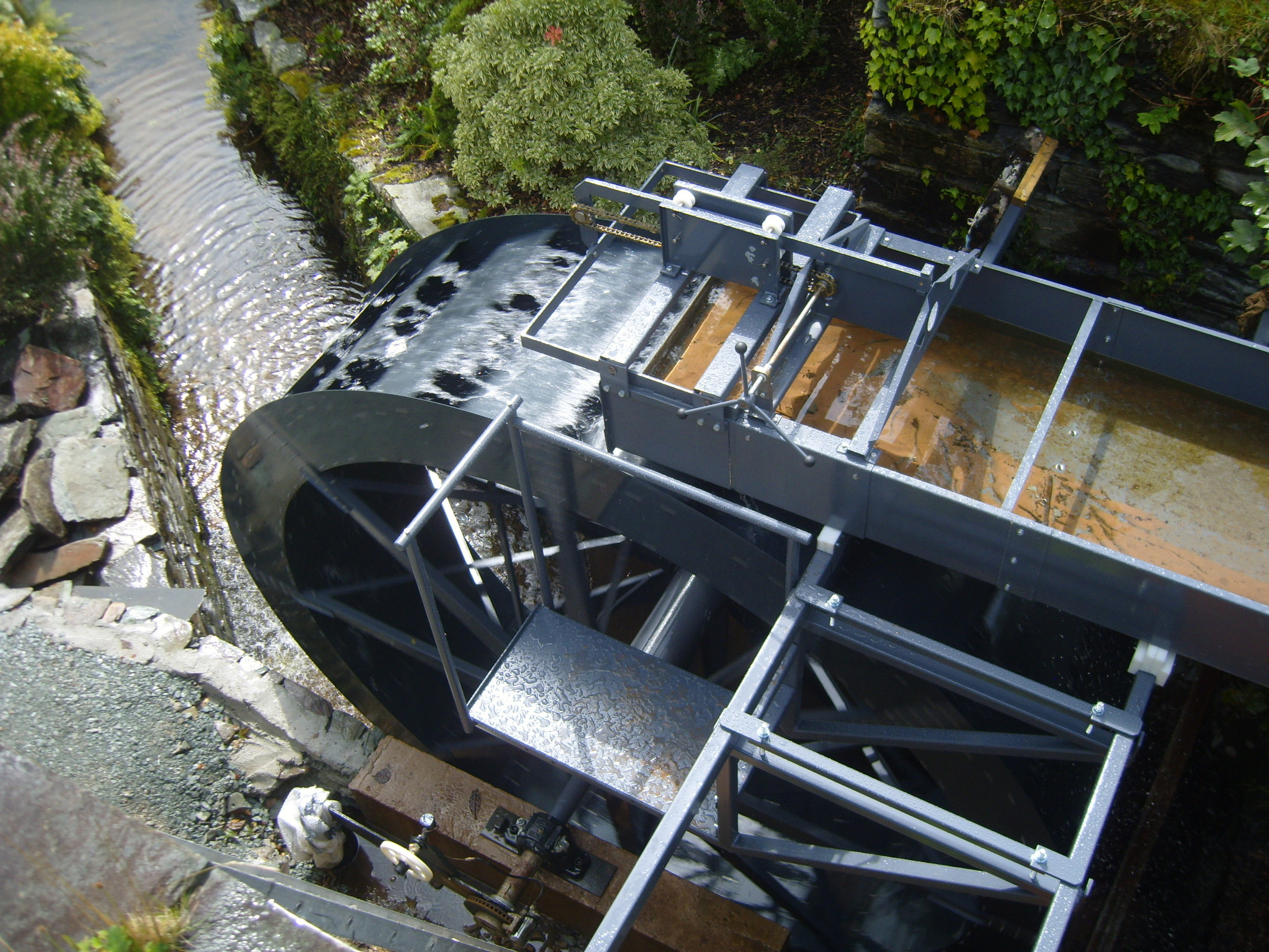  Wheel with adjustable launder 