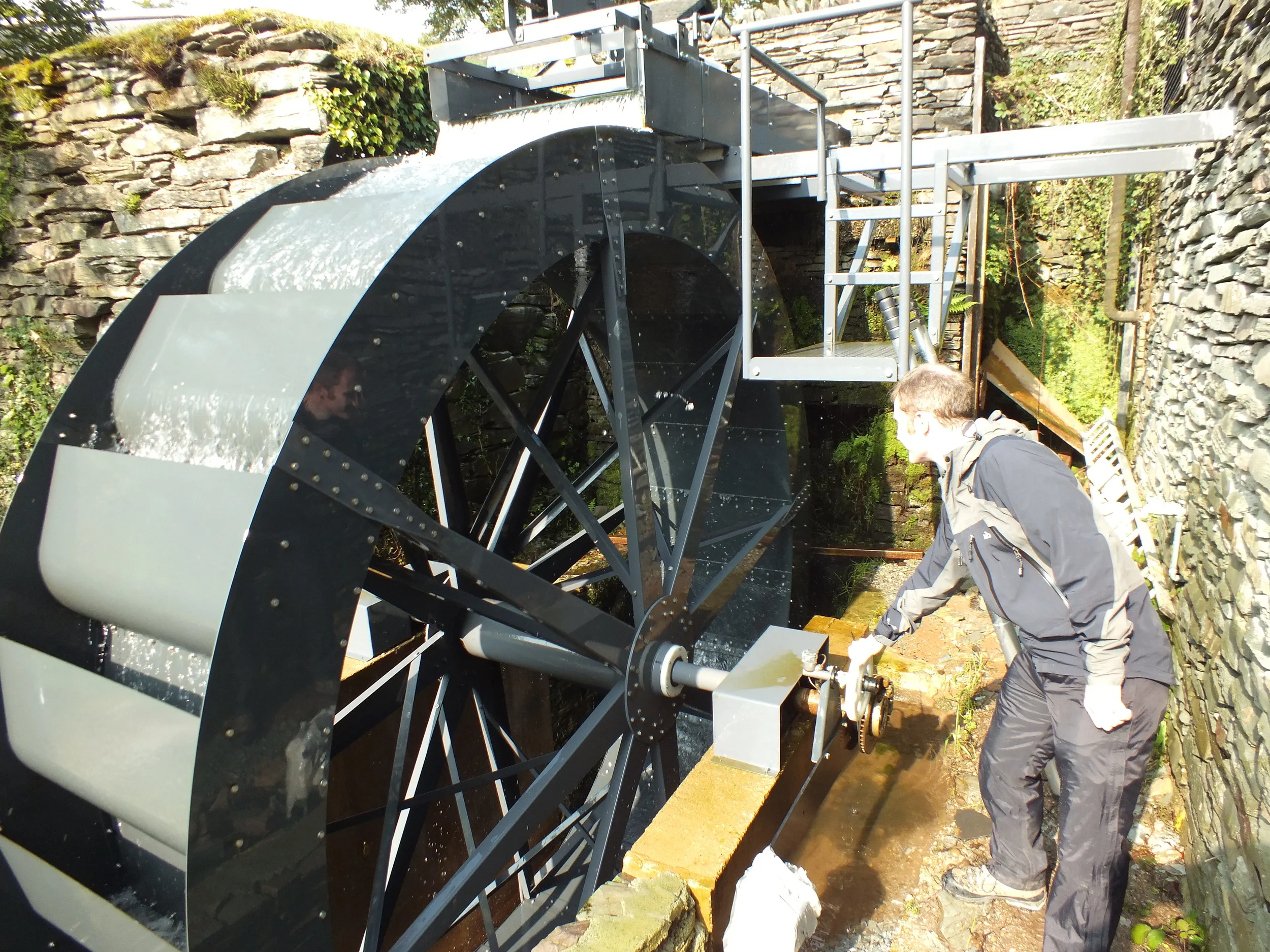 Dr Paddy Quinlan using the dynanometer during trials of the waterwheel