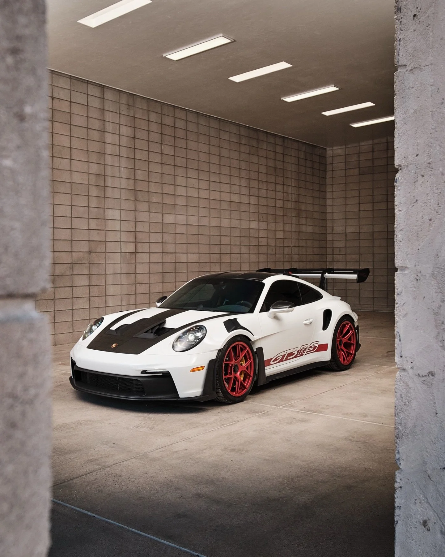 The latest edition to the EDEN fleet at an undisclosed location #EDENcustoms #porsche #porschegt3rs 

📸: @photowarlock 

@porsche @porschetucson