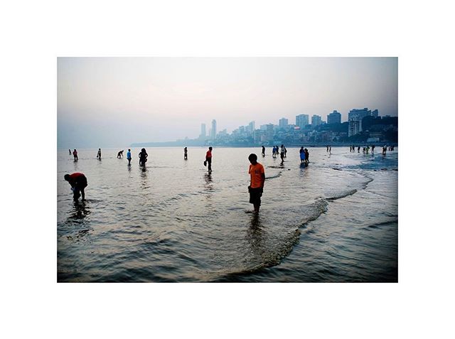 Research for teaching Bombay/Mumbai and its Urban Imaginaries (Barnard spring 2019) 🌊
|
Christian Als, People paddle in the Sea off Chowpatty Beach, 2007
#mumbai #arabiansea #chowpatty