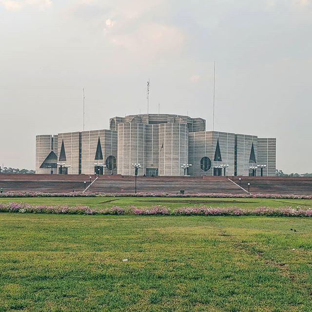 A survey of regional modernisms: Louis Kahn in Dhaka ⚪⬜⚪
#louiskahn #dhaka #bangladesh