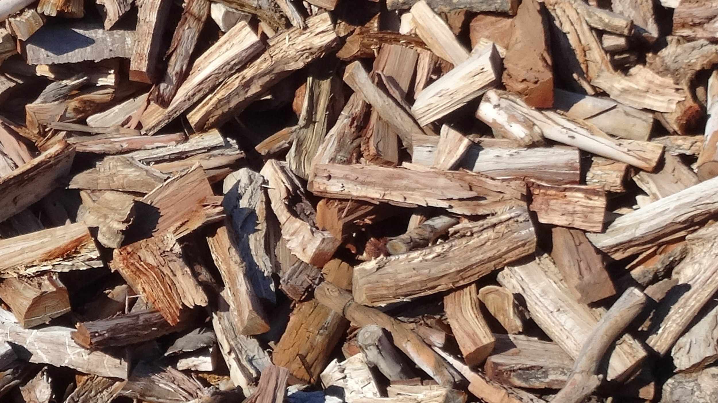 A medium hardwood, great for long burning fires. Not a recommended cooking fuel.