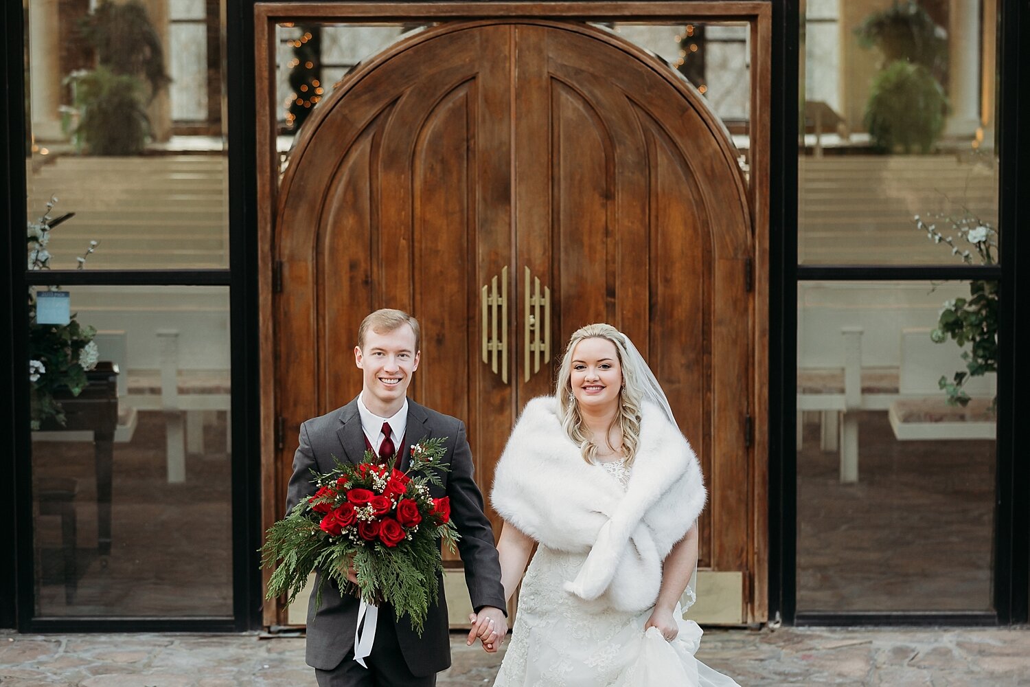 winter-wedding-springfield-stonegate-glass-chapel_0085.jpg