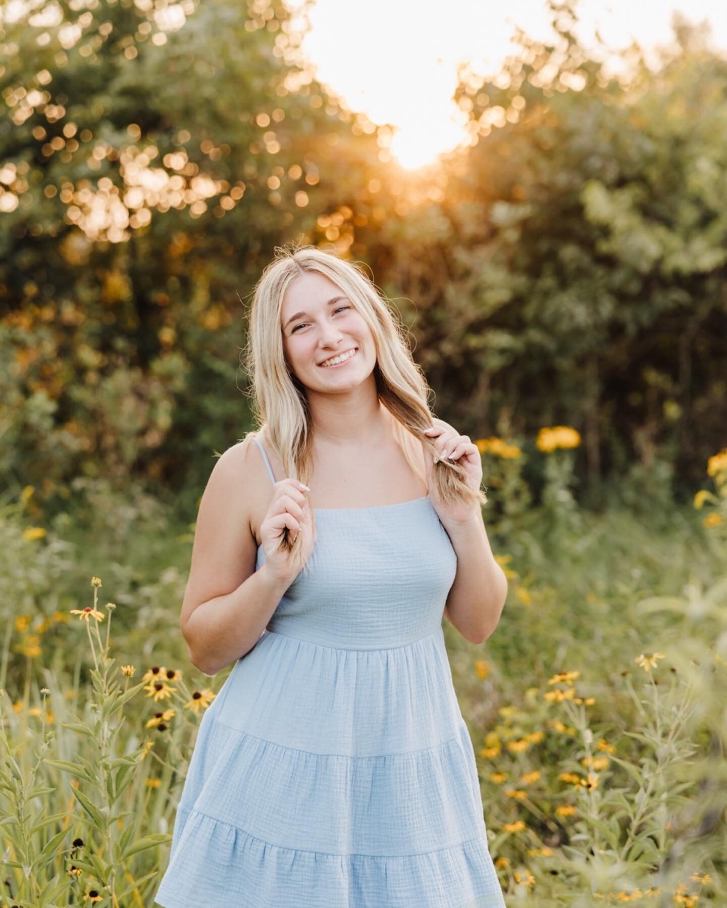 A sneak peek from Halle&rsquo;s Senior session. Swipe to see them all! Doesn&rsquo;t she look good?