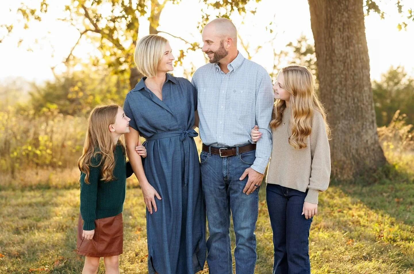 Happy Friday, friends! We have ONE more week left in October, which is crazy! 😳
If you’re still wanting photos done before the leaves are gone, you probably have a couple of weeks left—so message me to get on the calendar! 📅
Sneak pee