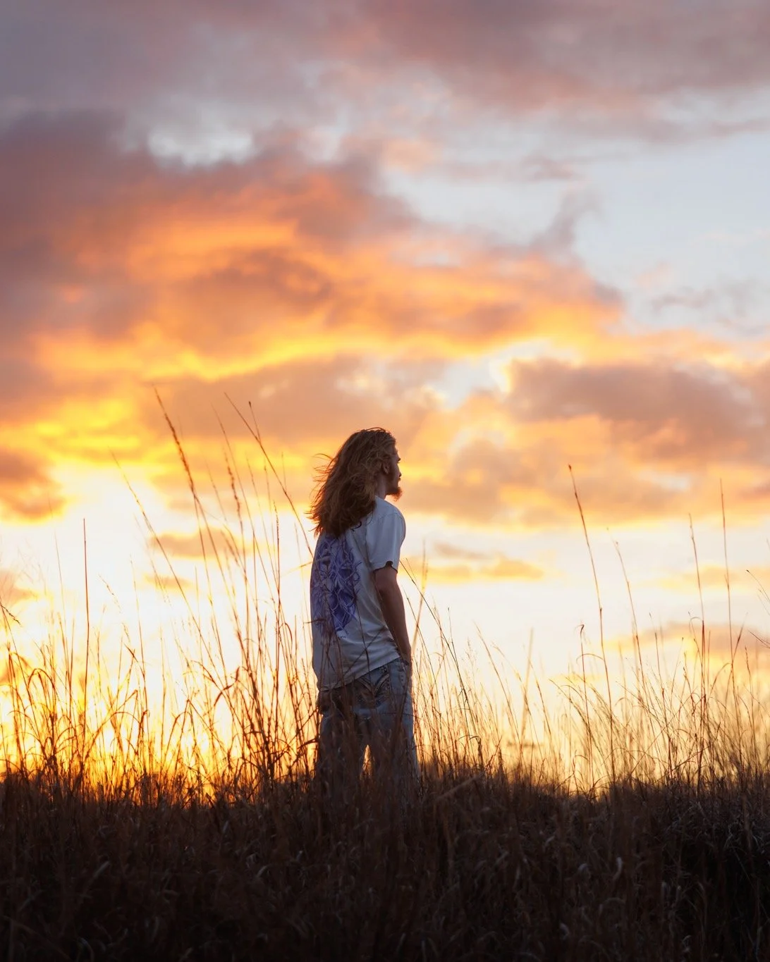 An amazing sunset appeared right at the end of Mikeal's senior session and it was the chef's kiss! 
#classof2026 #seniorsunday #417senior #bolivarmophotographer #bolivarmosmallbusiness #sunsetlover #missourisunset