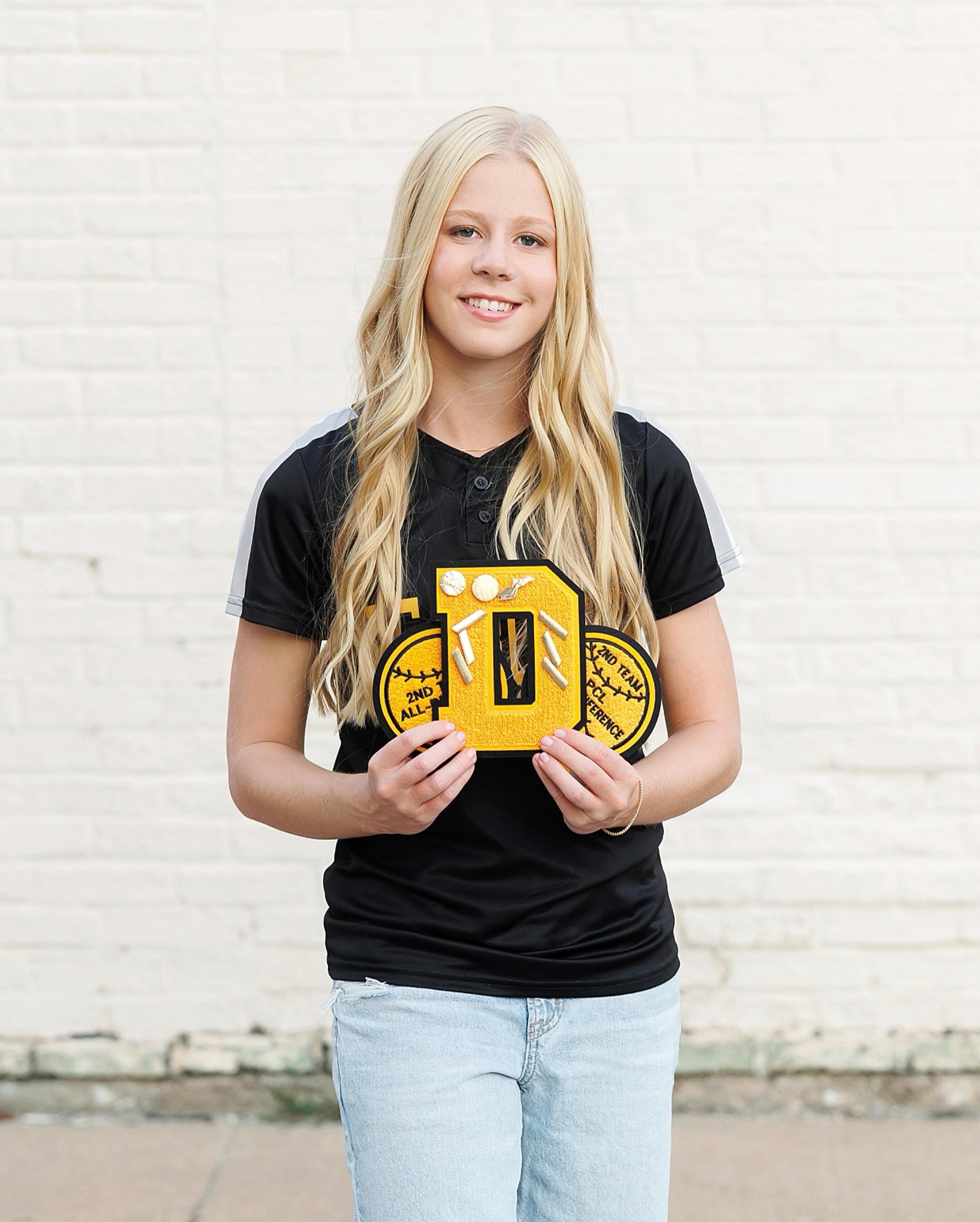 How do you want to show off your sports during your senior session? We can keep it simple, or we can add in colored lighting and special effects&mdash;your choice! 🥎 

#senior #seniorpictures #highschool #softballislife