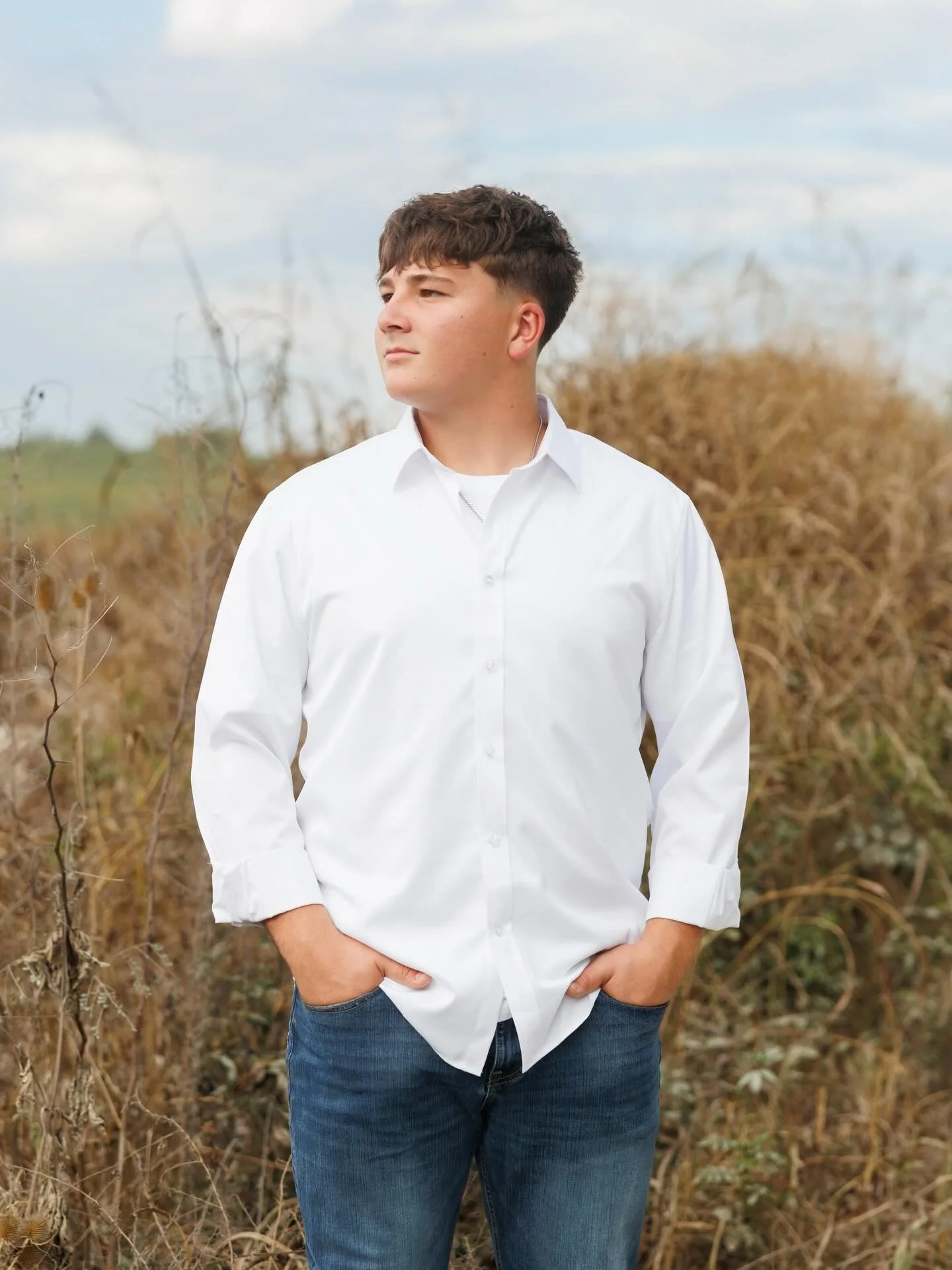 Not sure what to wear for Senior pictures? A white t-shirt or button down shirt are classic choices that look great with a nice pair of jeans! 
✨ BHS Senior, Aiden ✨