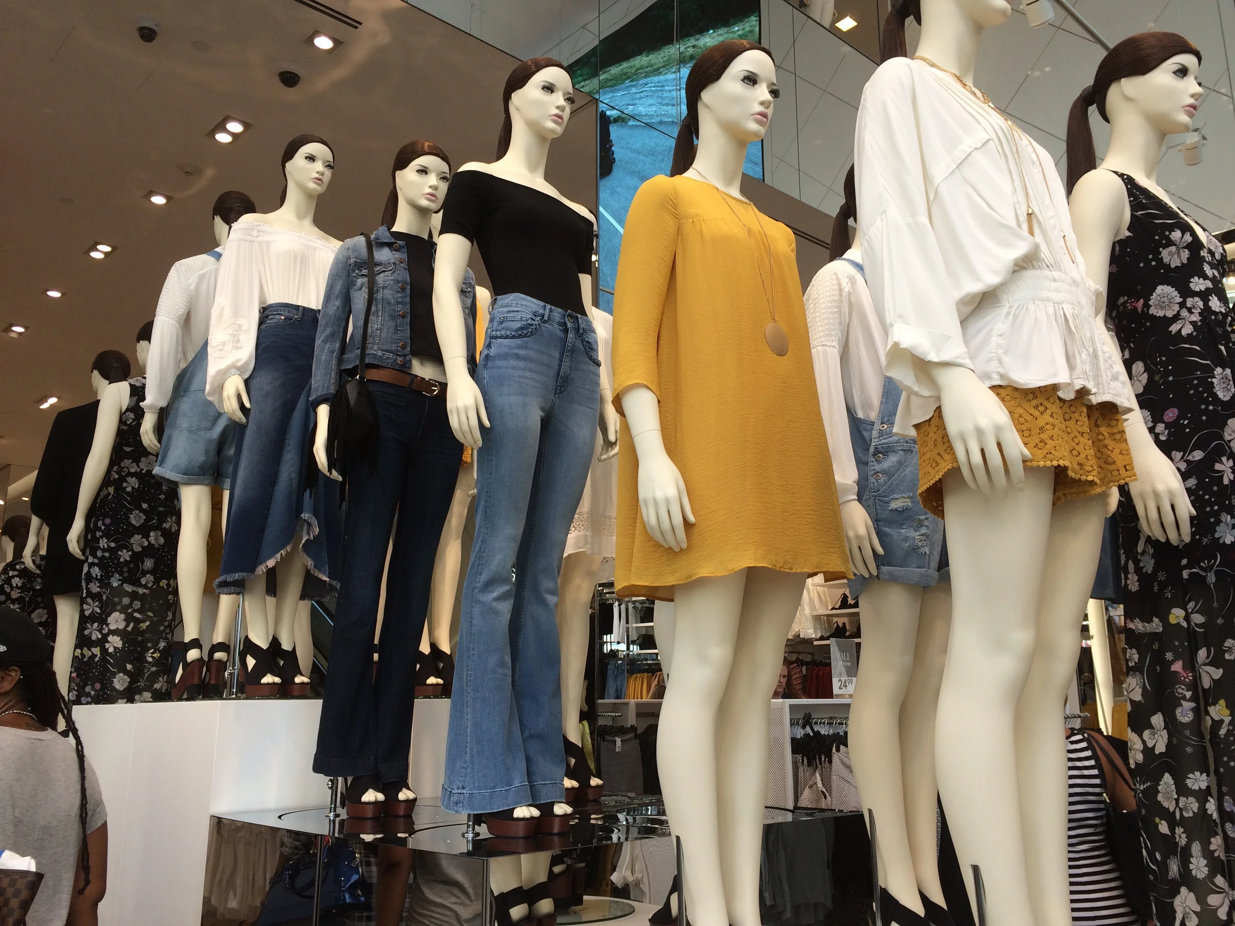 The fresh color palette: indigo, mustard, and white.