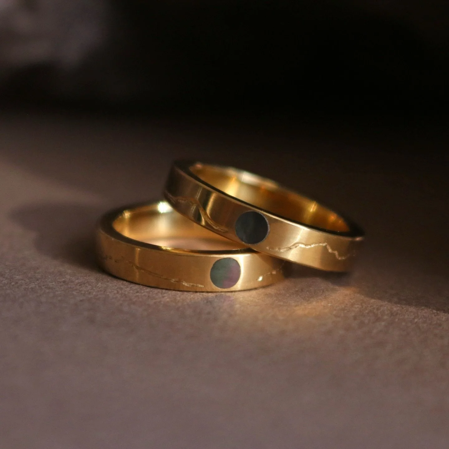 Wedding rings that speak to who you are, as a couple and as individuals.
Thats why bespoke pieces are so special!
These wedding rings are made from Aotearoa alluvial 18ct gold and Pacific Island Black Mother of Pearl.
They both have the outline of ea
