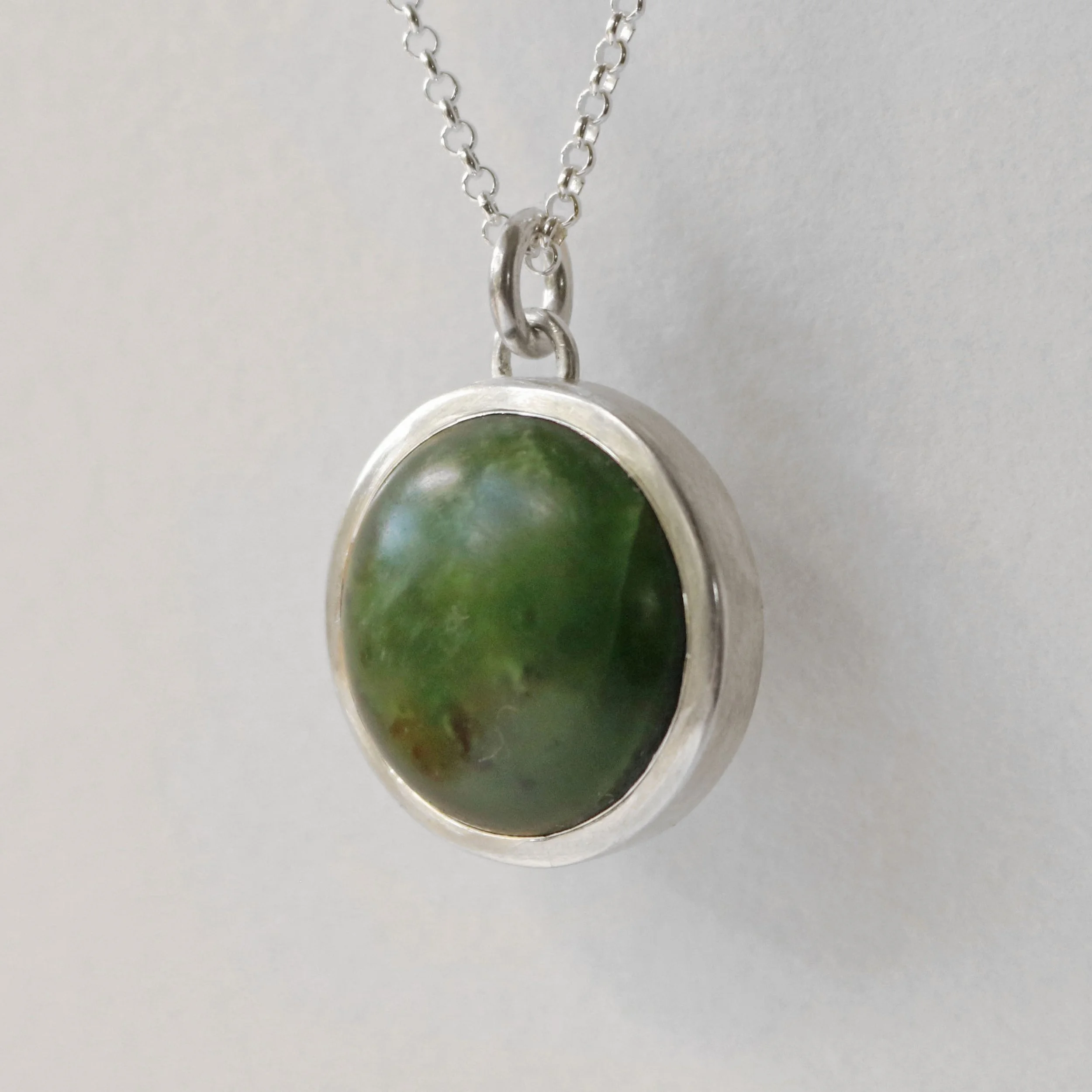 Kawakawa pounamu silver round pendant 3.jpg