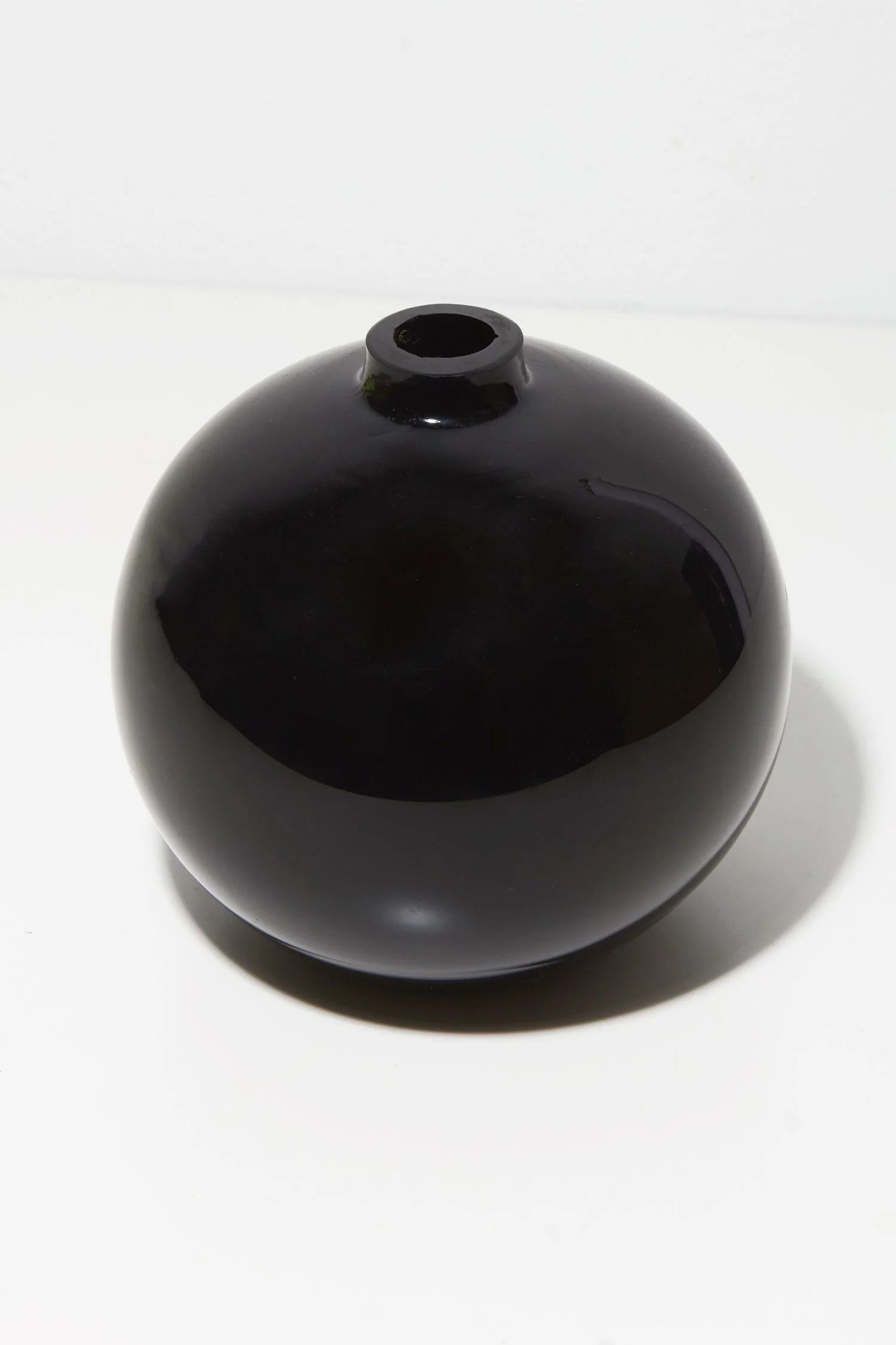 Milena_Mallory_Shop_Orb_Vase_Side_web.jpg