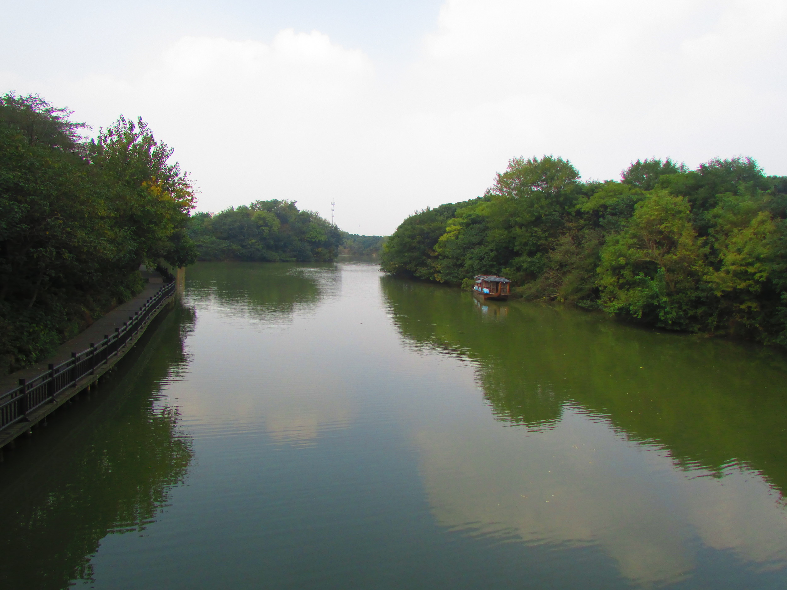 The scenic gardens inside the Yancheng park offer some excellent reflections.