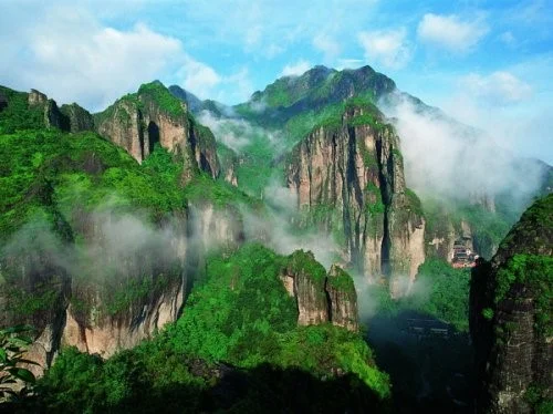 Yandang Mountain is a world geo-park located in Leqing County in the southeast of Wenzhou city. Due to frequent volcanic eruptions in ancient times, peculiar cliffs, rocks, caves, and mountain peaks were formed, making the mountain a comprehensive geographic museum.