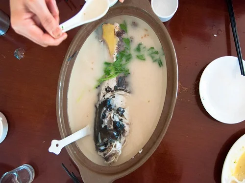 Tianmu Lake Fish Head Soup in Casserole: This dish uses the wild Bighead Fish as the main draw. The taste is described as “refreshing but not fishy, rich but not greasy”.