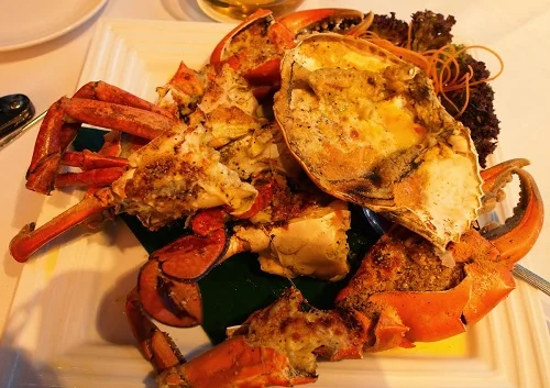 Double Tastes Crabs is a type of savory pancake cooked with crab meat and pork during both steaming and frying, leaving it with two distinct tastes, hence its name. The dish looks like a live crab.