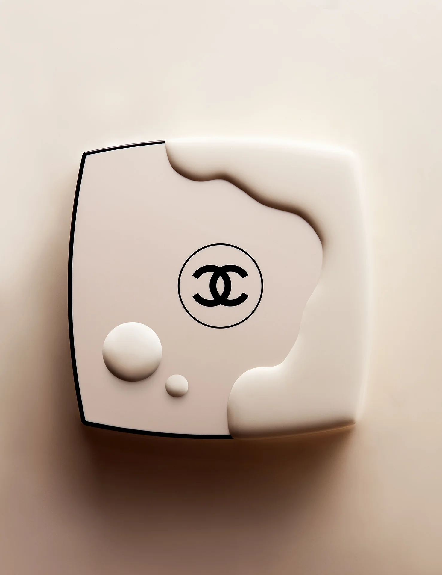  Chanel compact still life photography. Make up, makeup, cosmetics. Luxury goods still life photographer,&nbsp;Josh Caudwell. For product and editorial photography.&nbsp;London, New York, Paris, Milan. 