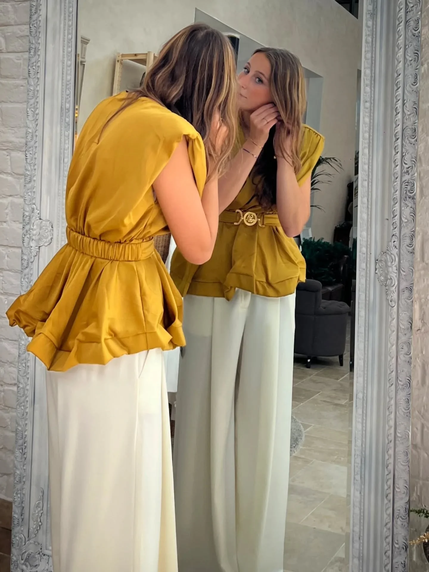 Plus la saison de l'automne-hiver avance, plus on a besoin de lumière.
Des couleurs chaudes, des tons agréables et doux, du doré. L'ocre et l'ivoire, une jolie palette pour aborder le week-end.
Ce petit look est dispo chez nous